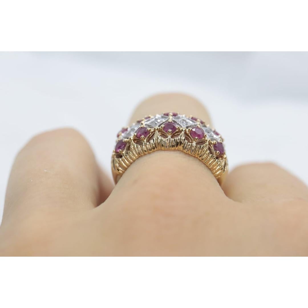 Anello in filigrana con rubino e diamanti a grappolo largo 14k. Oro giallo 14k e diamanti in vendita 3