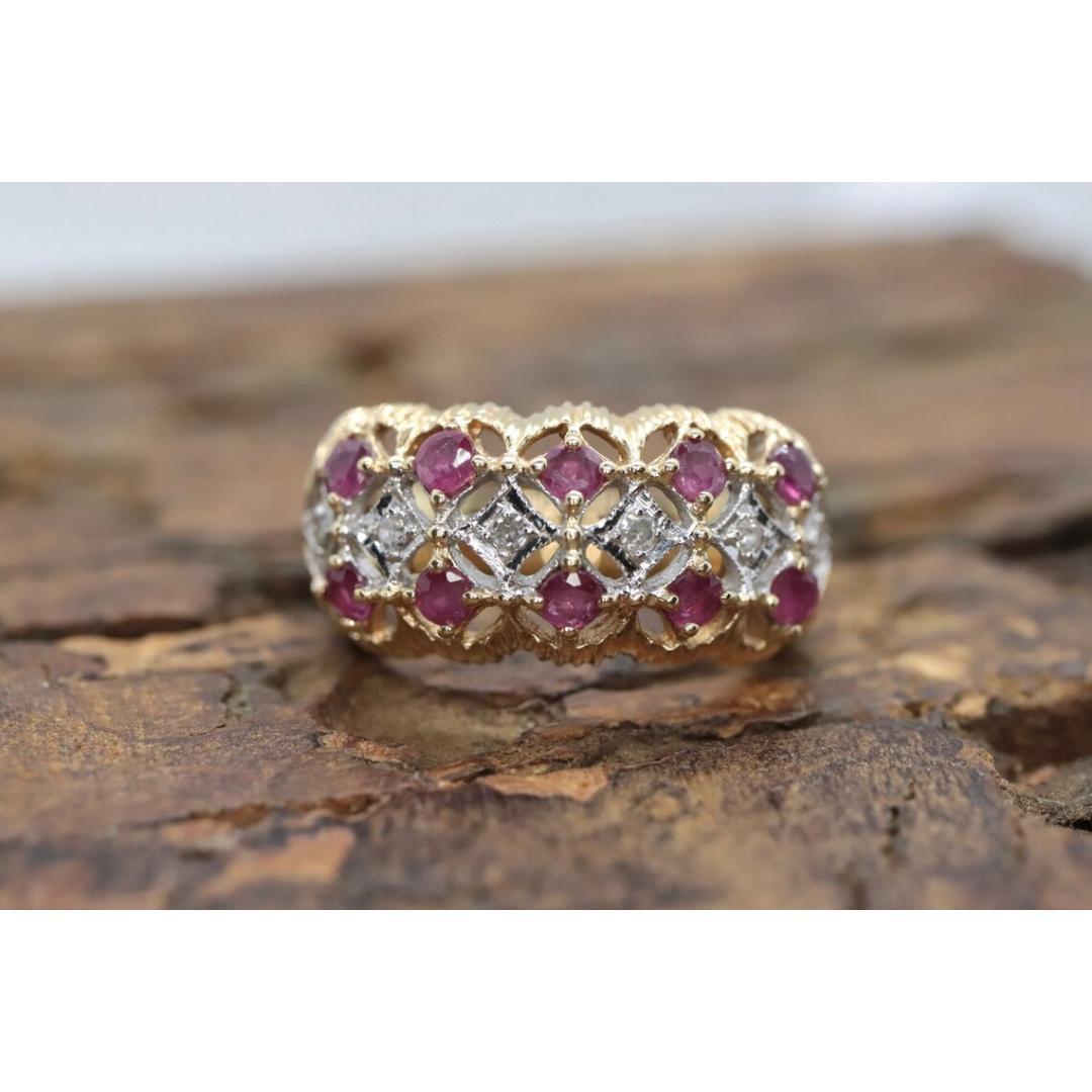 Anello in filigrana con rubino e diamanti a grappolo largo 14k. Oro giallo 14k e diamanti in vendita 4