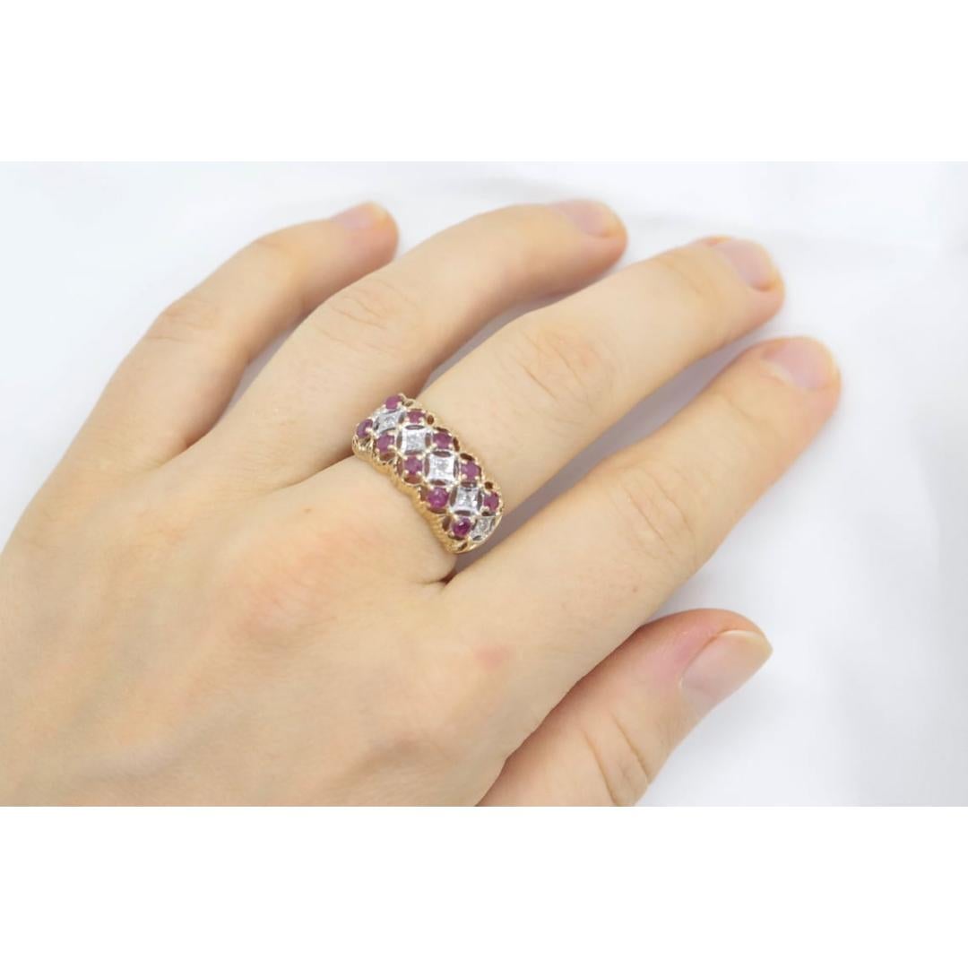 Anello in filigrana con rubino e diamanti a grappolo largo 14k. Oro giallo 14k e diamanti in vendita 5