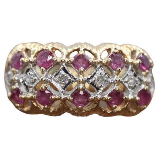 Anillo de filigrana de racimo ancho de rubíes y diamantes de 14k. Oro amarillo de 14k y diamante