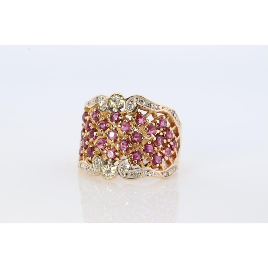 Bague en or jaune 14k incrustée de rubis et de diamants. Or jaune 14k en vente 6