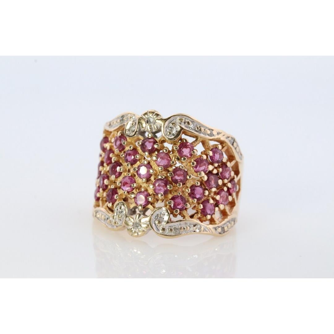 Bague en or jaune 14k incrustée de rubis et de diamants. Or jaune 14k en vente 7