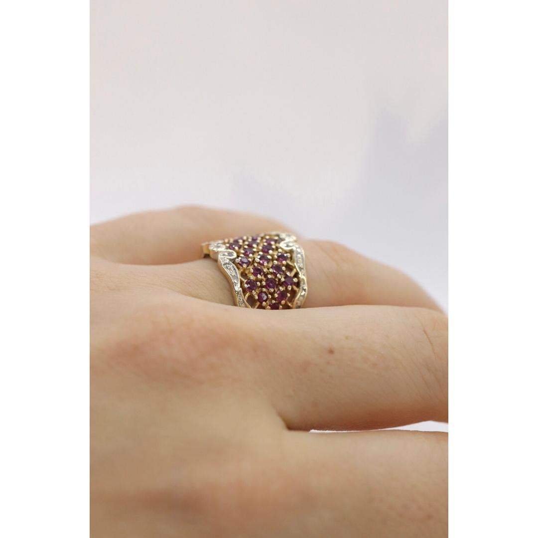 Bague en or jaune 14k incrustée de rubis et de diamants. Or jaune 14k Bon état - En vente à Port Charlotte, FL