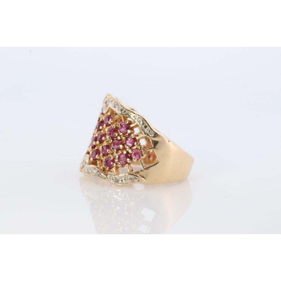 Bague en or jaune 14k incrustée de rubis et de diamants. Or jaune 14k en vente 1