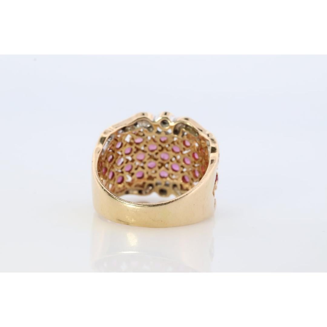 Bague en or jaune 14k incrustée de rubis et de diamants. Or jaune 14k en vente 2
