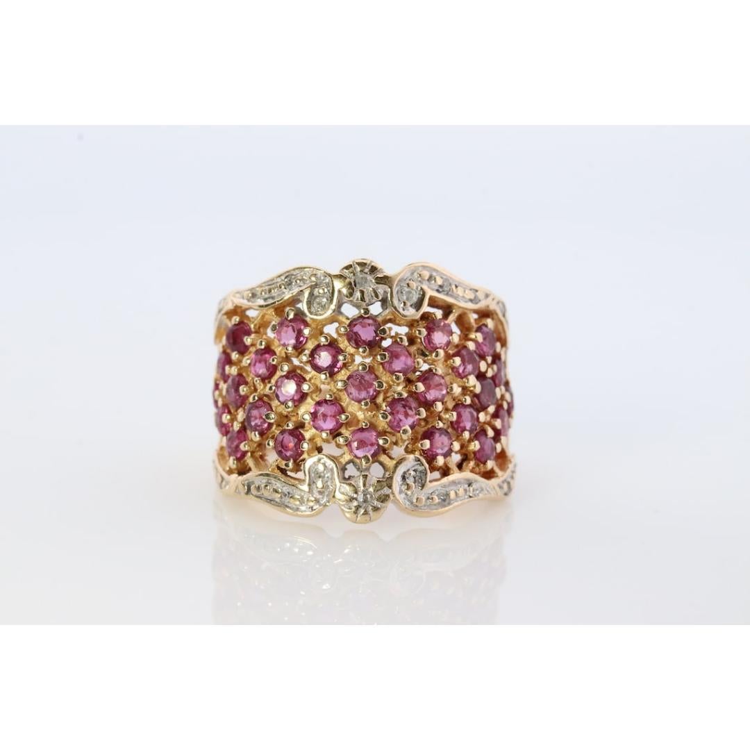 Bague en or jaune 14k incrustée de rubis et de diamants. Or jaune 14k en vente 3