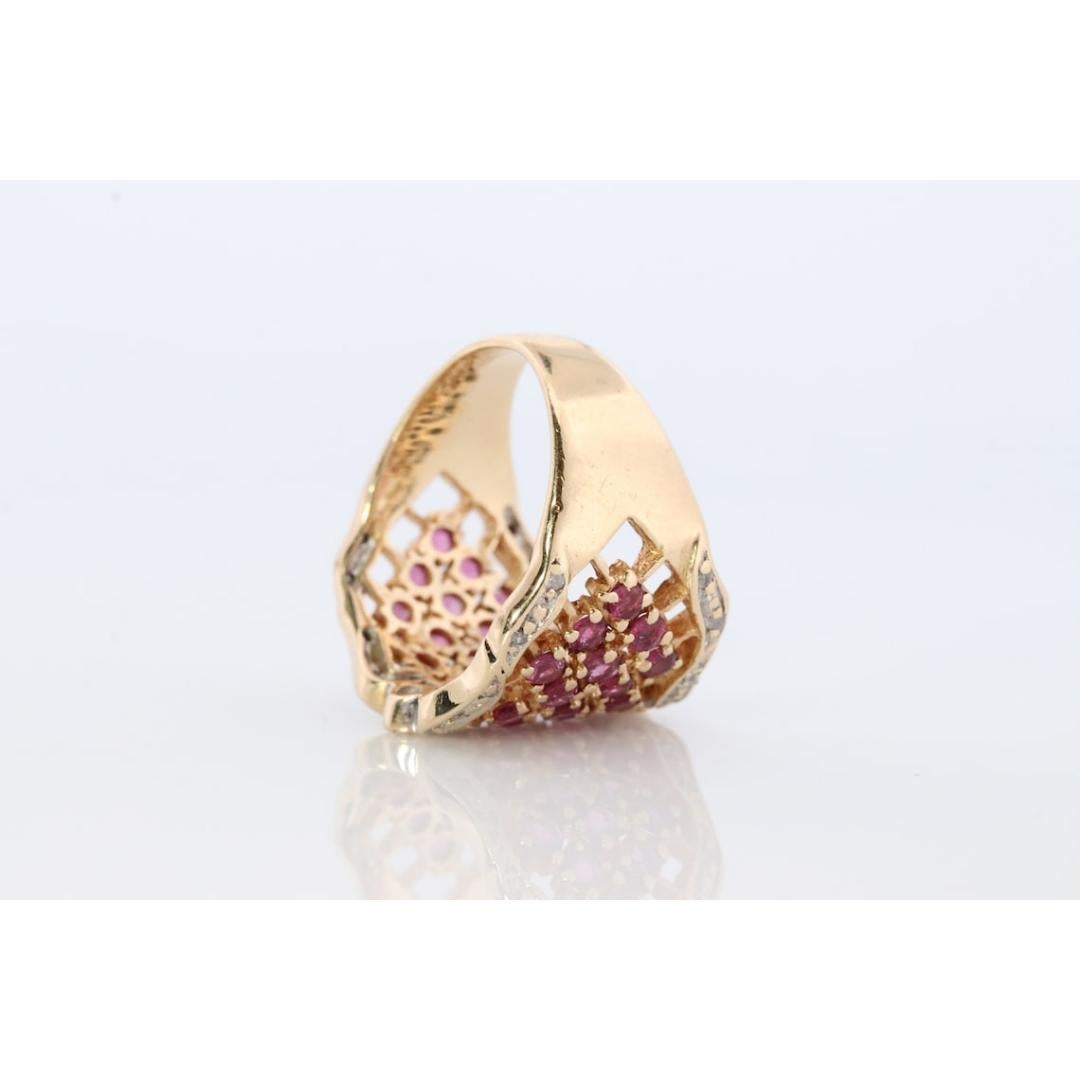 Bague en or jaune 14k incrustée de rubis et de diamants. Or jaune 14k en vente 4