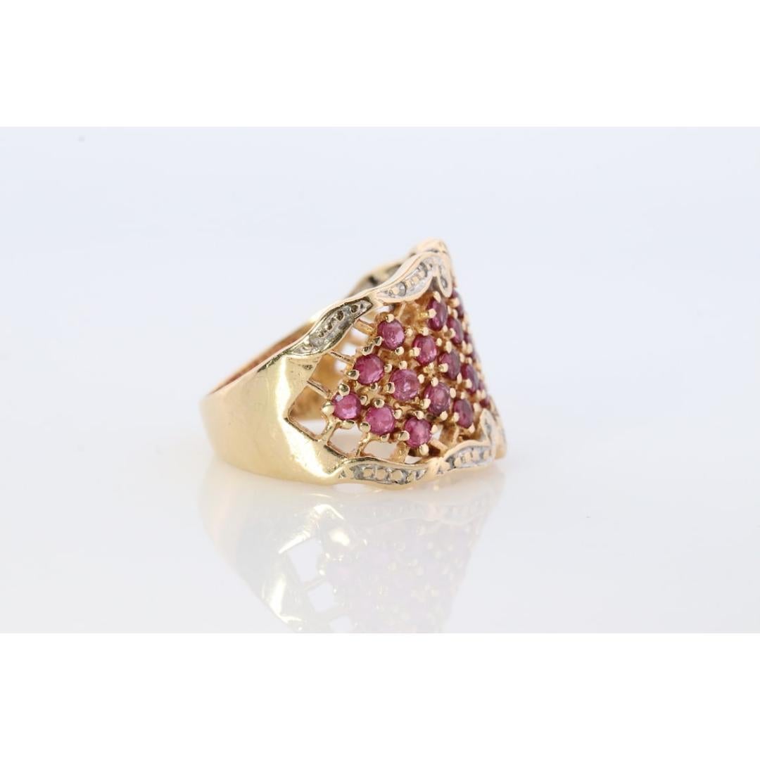 Bague en or jaune 14k incrustée de rubis et de diamants. Or jaune 14k en vente 5