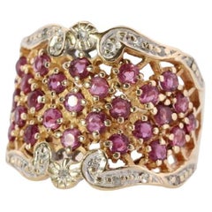 Anillo de oro amarillo de 14k con incrustaciones de rubíes y diamantes. Oro amarillo de 14k