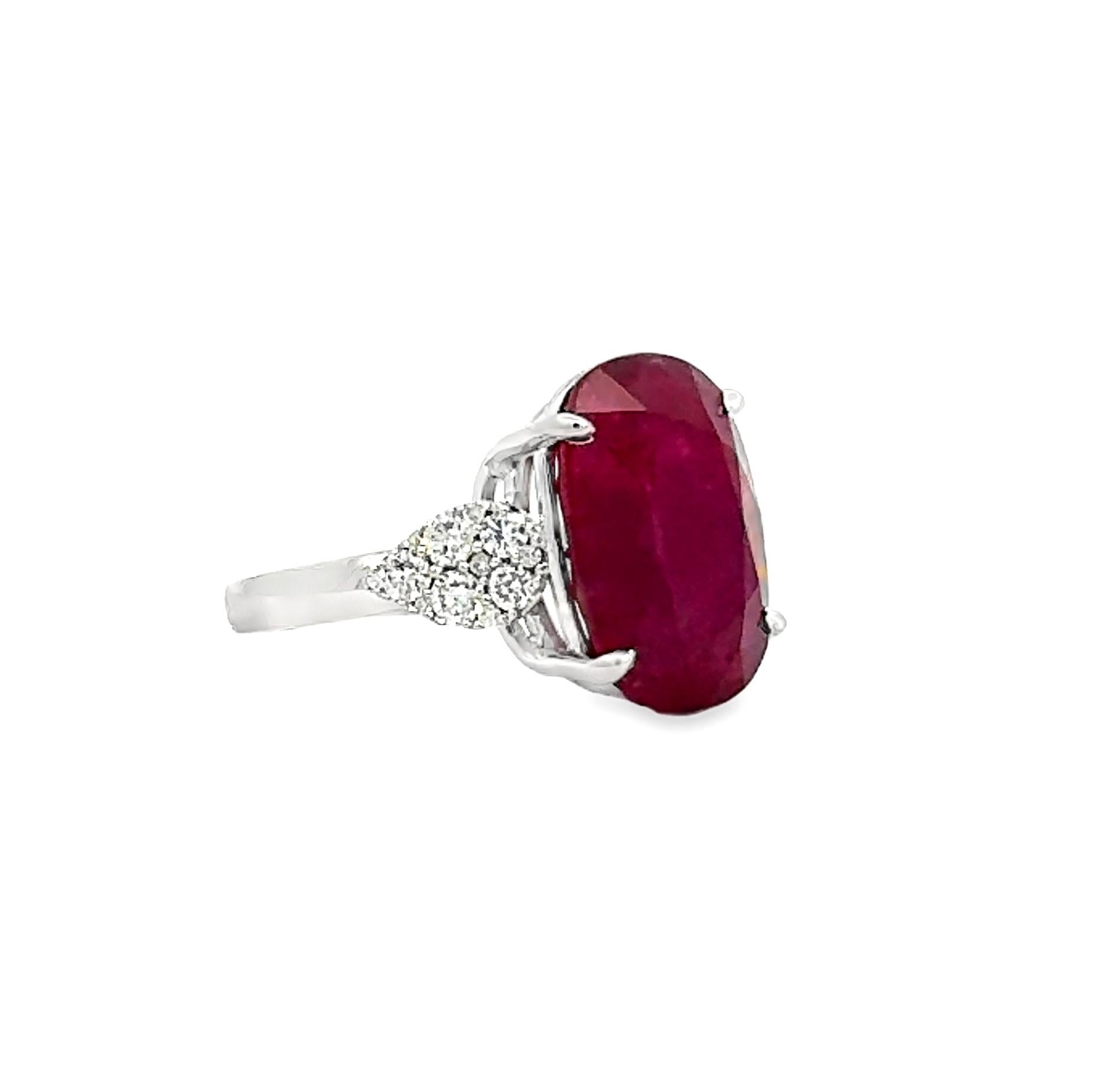 Moderno Anello da donna in rubino e diamanti 14K in vendita