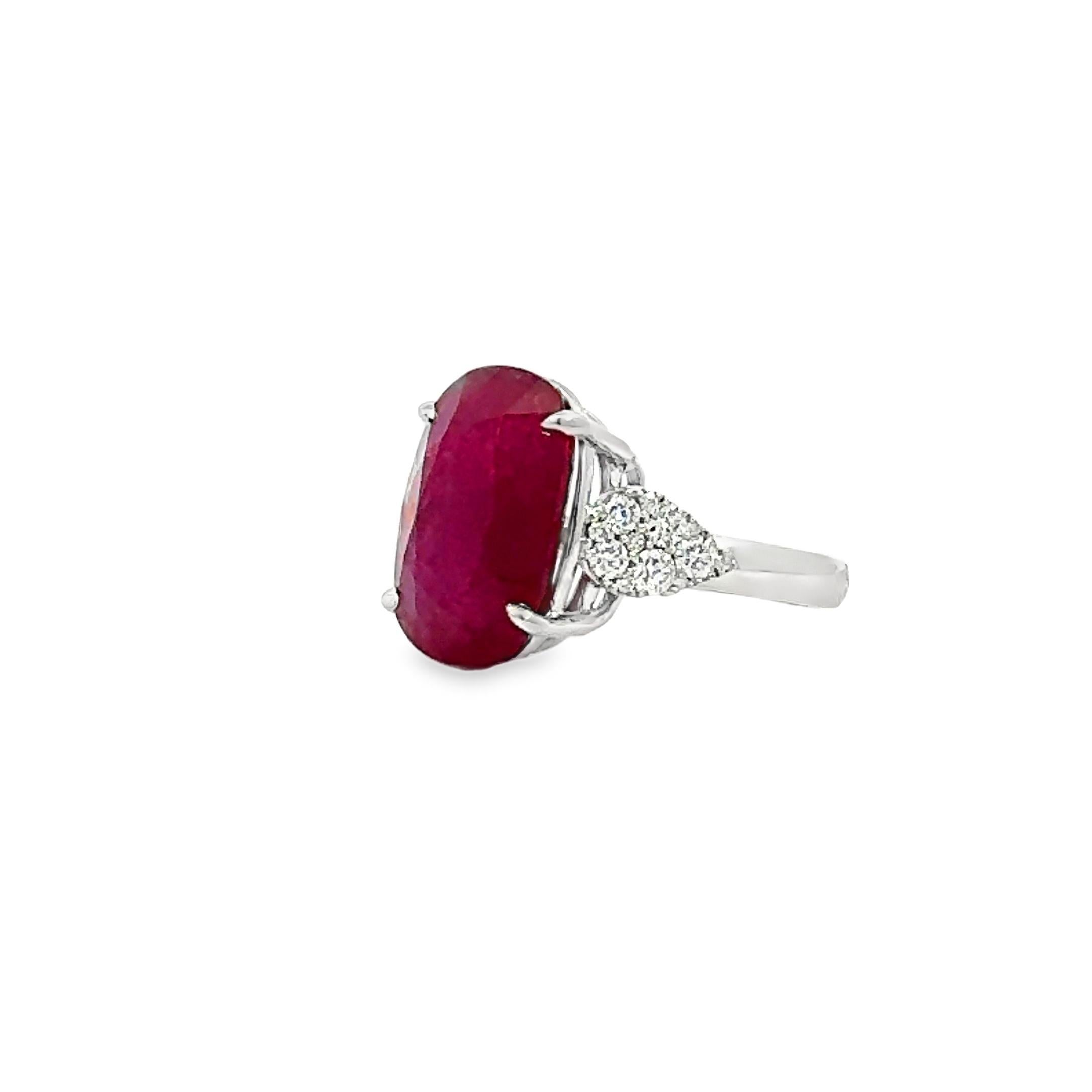 Taglio cuscino Anello da donna in rubino e diamanti 14K in vendita
