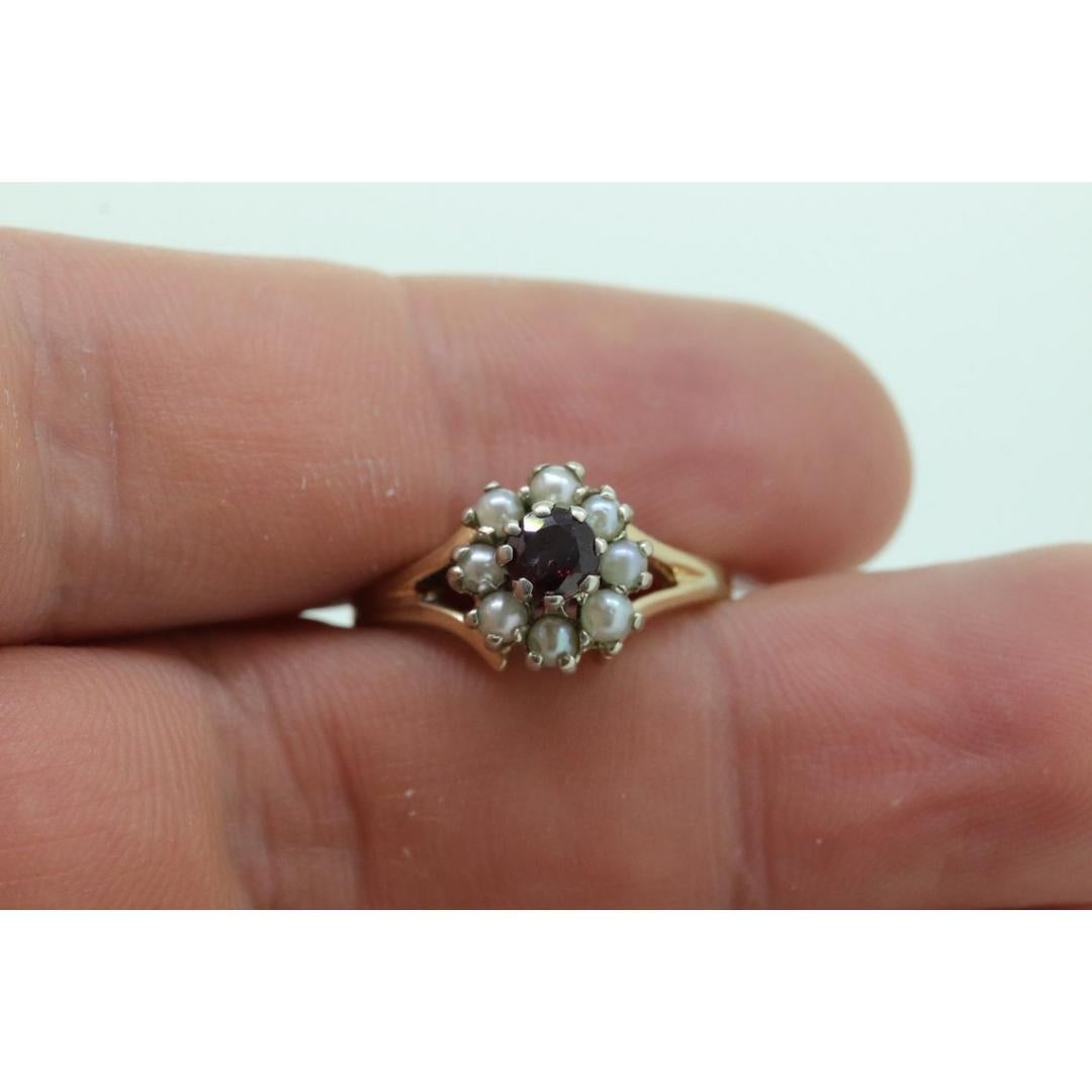 14k Rubin und Perlen Halo-Ring. Viktorianischer Rubin, zackenbesetztes Perlenkettenband. im Angebot 1