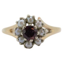 14k Rubin und Perlen Halo-Ring. Viktorianischer Rubin, zackenbesetztes Perlenkettenband.