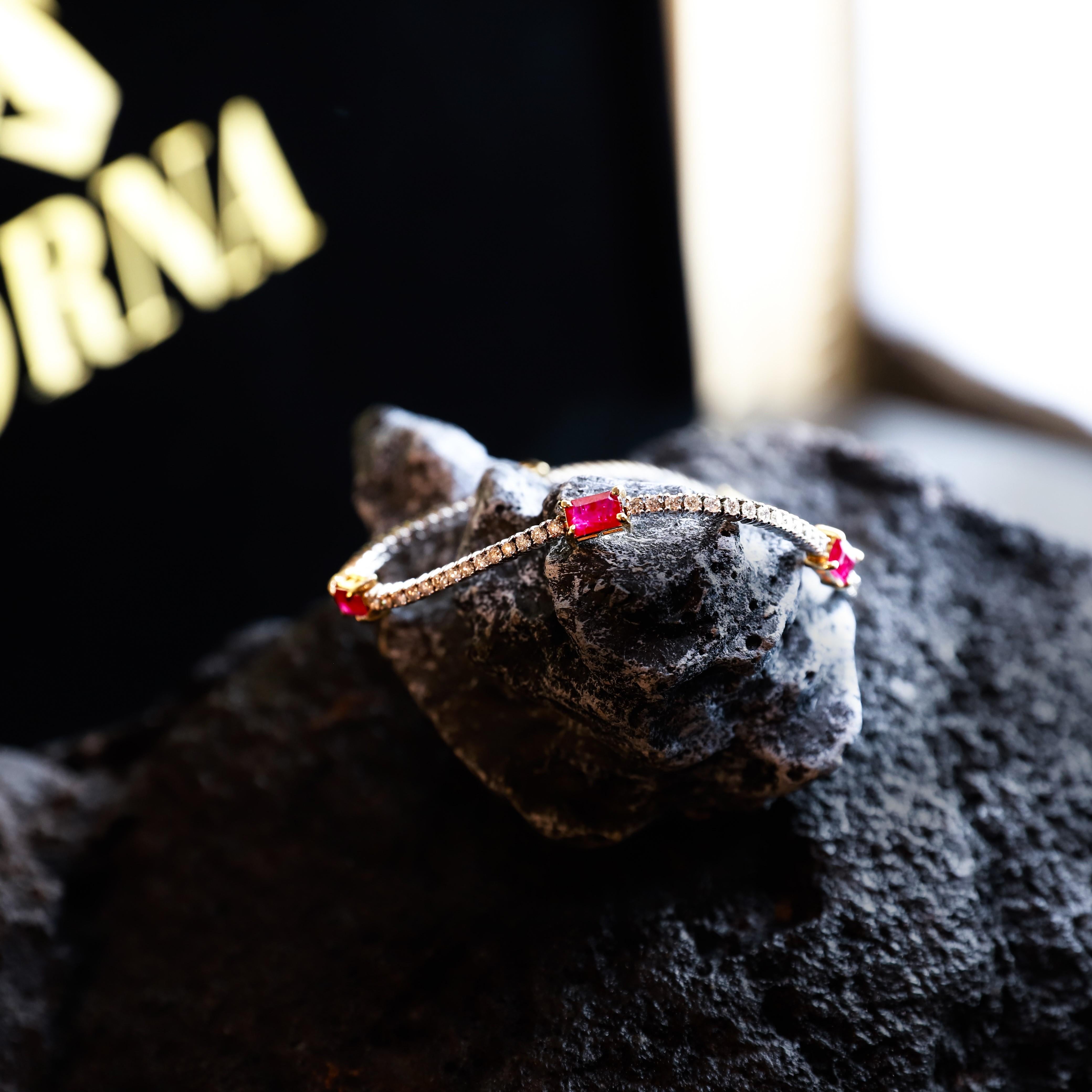 Eleganza con questo splendido bracciale tennis, che presenta un'armoniosa miscela di ricchi rubini e scintillanti diamanti bianchi. Realizzato in oro 14 carati, questo squisito pezzo aggiunge un tocco di lusso senza tempo a qualsiasi