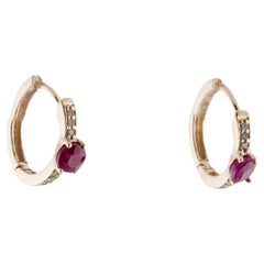 Boucles d'oreilles Huggie en rubis et diamants 14K  Rubis rond modifié Brilliante 0.76ct  Chanter