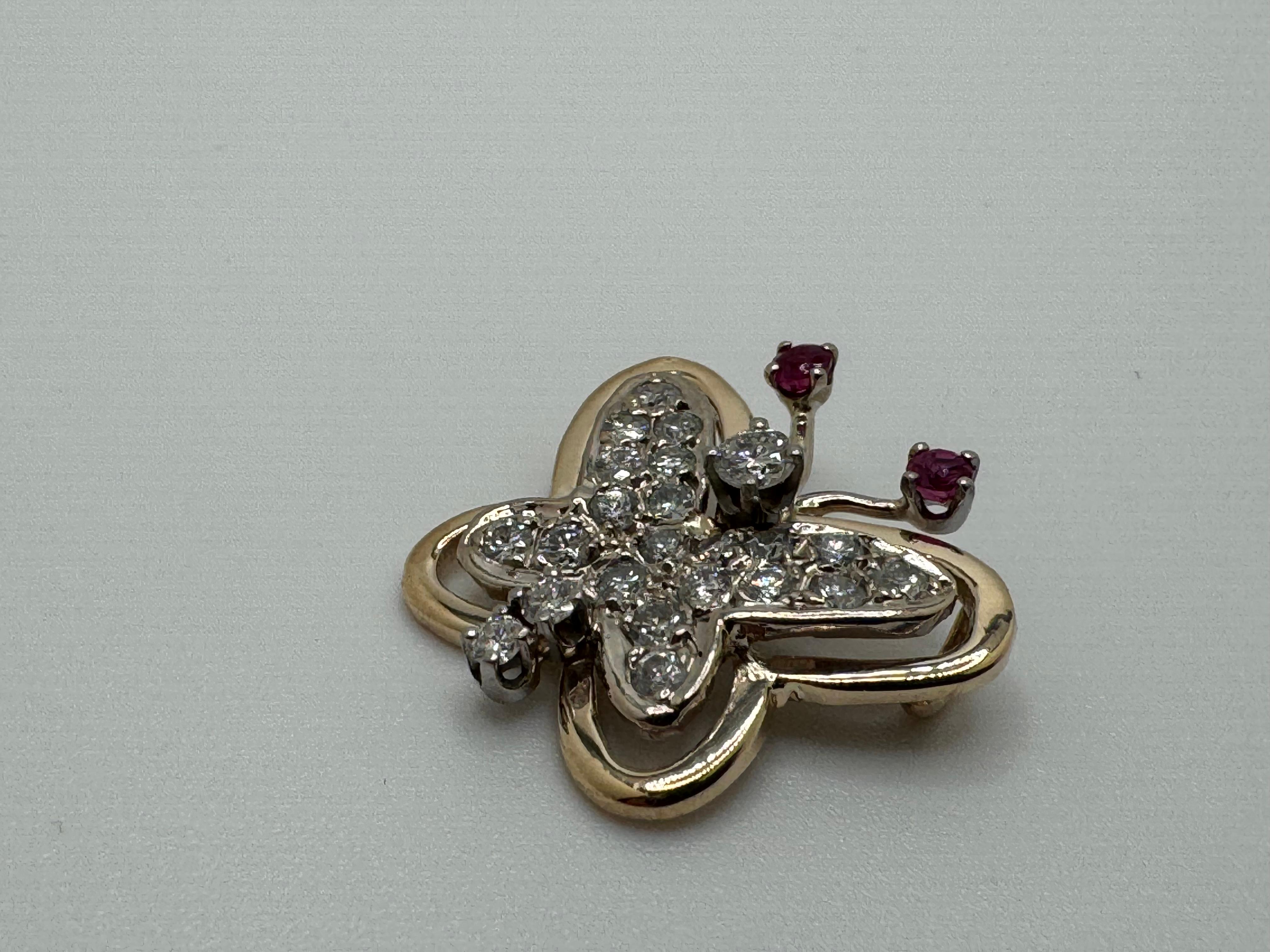Taglio rotondo Ciondolo bicolore con farfalla dagli occhi di rubino 14K in vendita