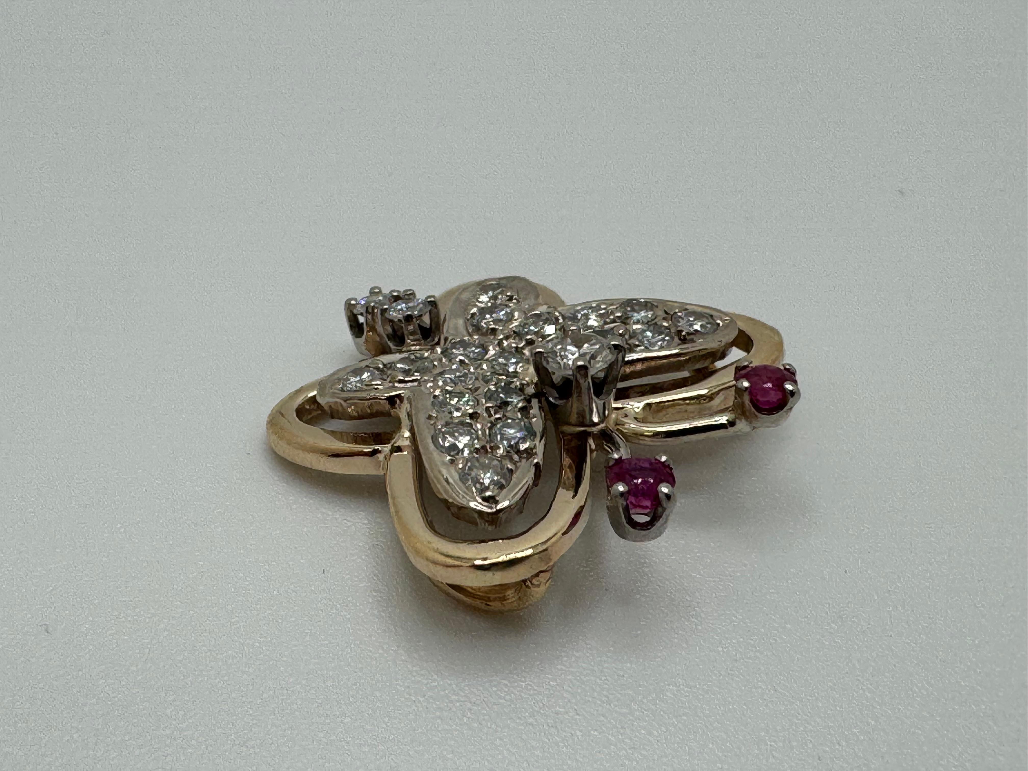 Ciondolo bicolore con farfalla dagli occhi di rubino 14K In condizioni buone in vendita a Palm Desert, CA