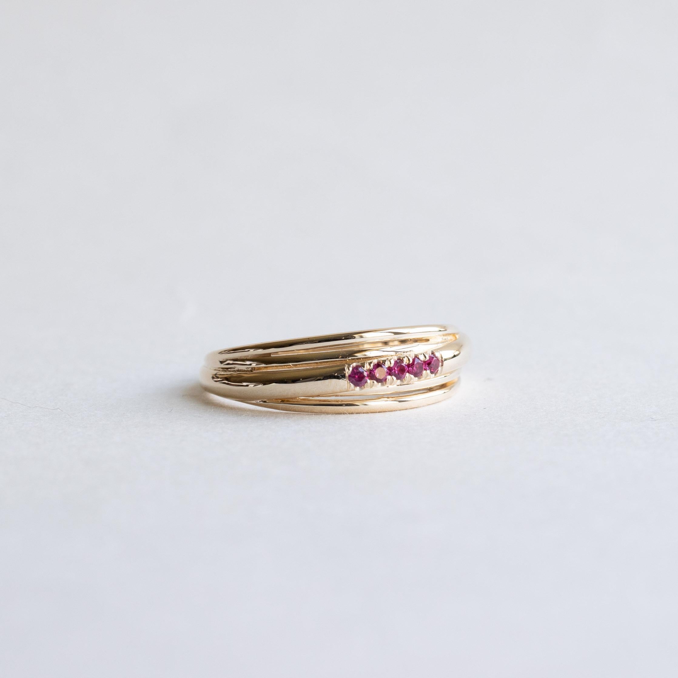 Rubis à cinq pierres sur or 14k.
Métal : Or jaune 14k
Pierre : Rubis
Taille de la pierre : 1,75 mm
Métal : Or jaune 14K