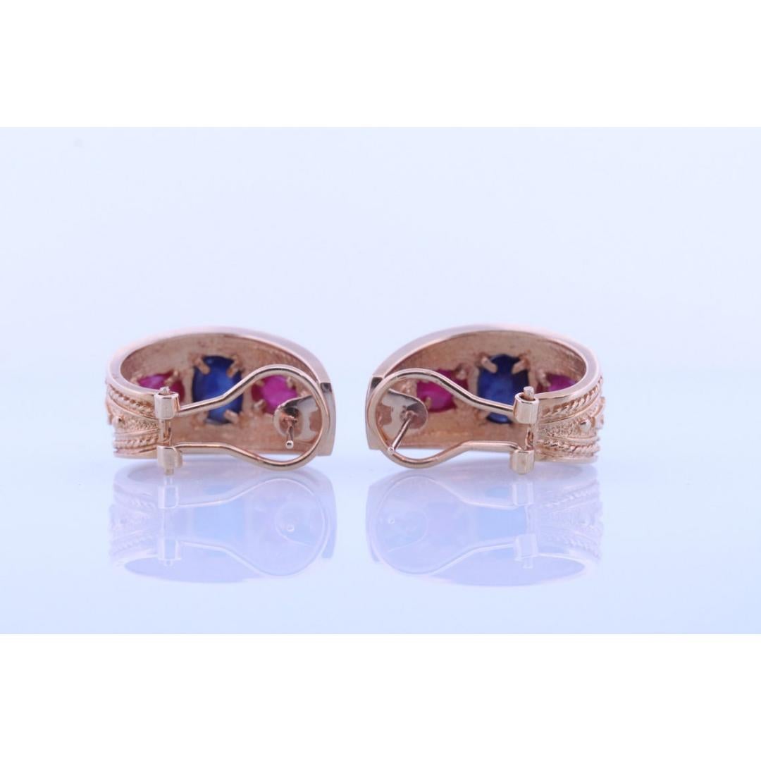 Vintage des années 1950
MATERIAL : Pierre
Pierre précieuse : Grenat
Emplacement : Lobe d'oreille
Fermeture : Clip-on

Style : Milieu du siècle


Boucles d'oreilles vintage Byzantine Etrusque Revival.


Magnifique cabochon ovale en rubis et saphir,