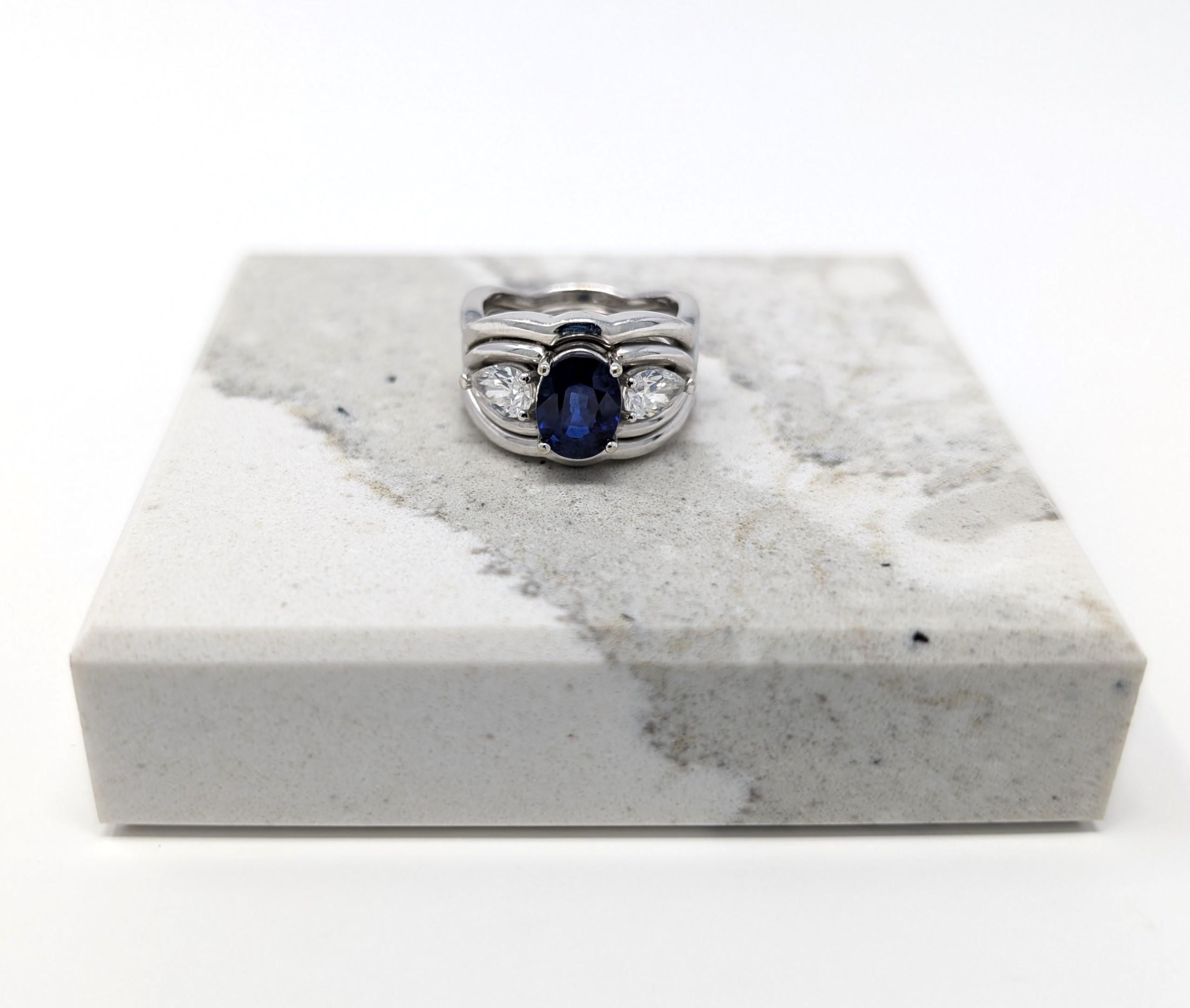 Bague de fiançailles envoûtante en or blanc 14k présentant un saphir éblouissant au centre, accentué par des diamants de chaque côté. Magnifique saphir de 1,6 carat de qualité AA, cette bague convient parfaitement à un doigt de taille 6,25. Mesure