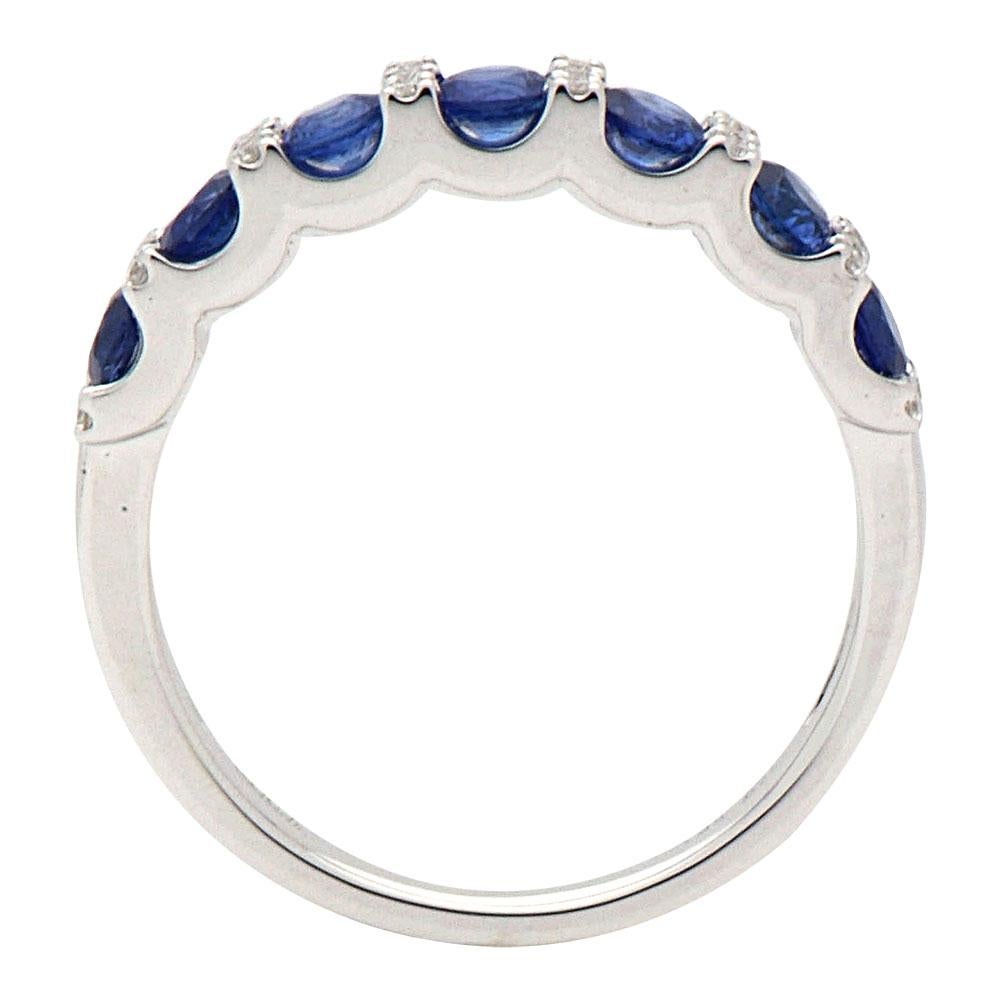 Questa fascia di zaffiri e diamanti ha 7 zaffiri blu reale per un totale di 0,90 carati, separati da una colonna di diamanti di colore SI, H. Ci sono 24 diamanti rotondi per un totale di 0,09 carati e sono incastonati in 2,1 grammi di oro bianco da