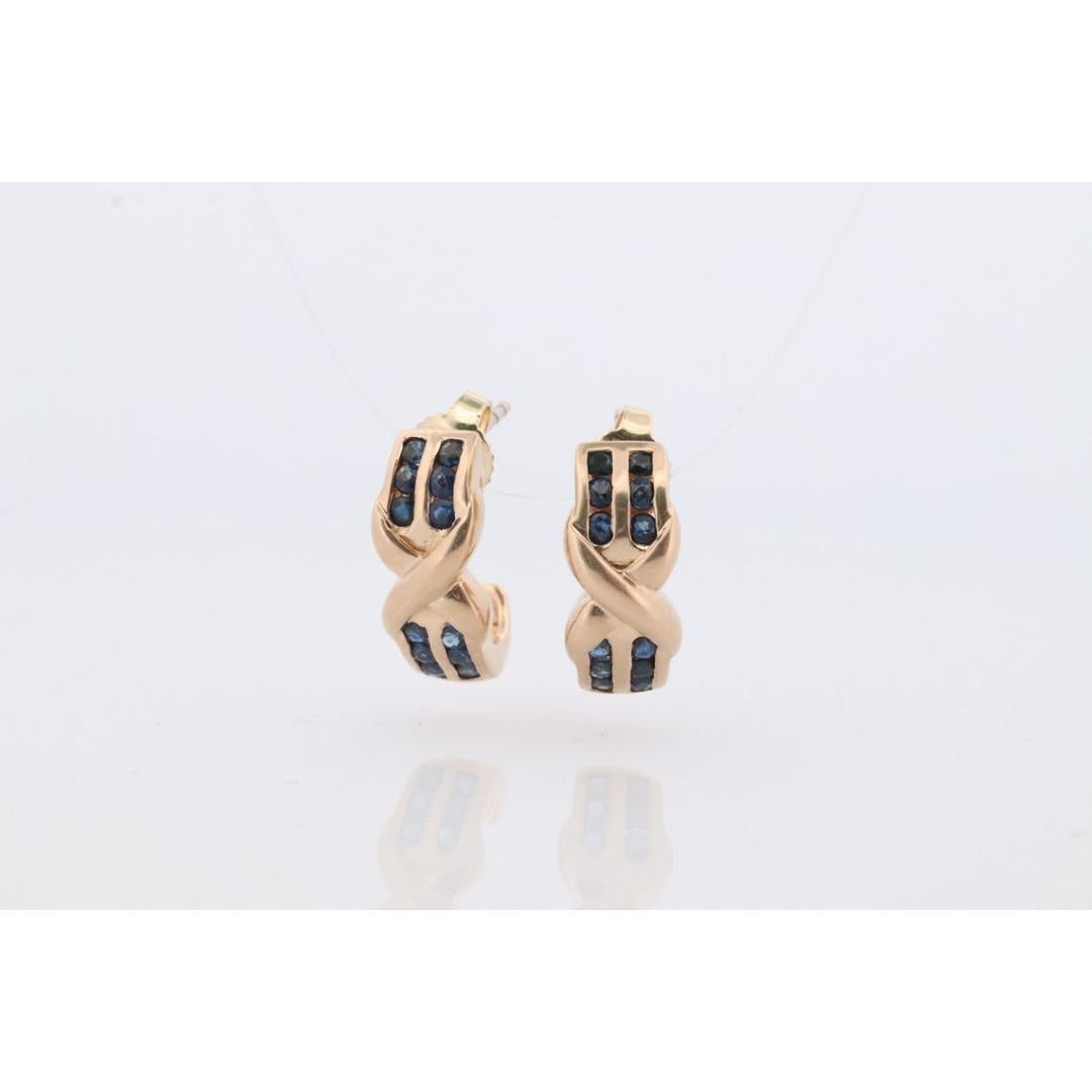 Vintage
MATERIAL : Or
Pierre précieuse : Saphir
Emplacement : Lobe d'oreille
Fermeture : Poussée vers l'arrière

Style : Minimaliste


Merveilleuses boucles d'oreilles saphir en serti clos.

Design/One.

Or jaune 14k Or
Saphirs de 2 mm
4,3