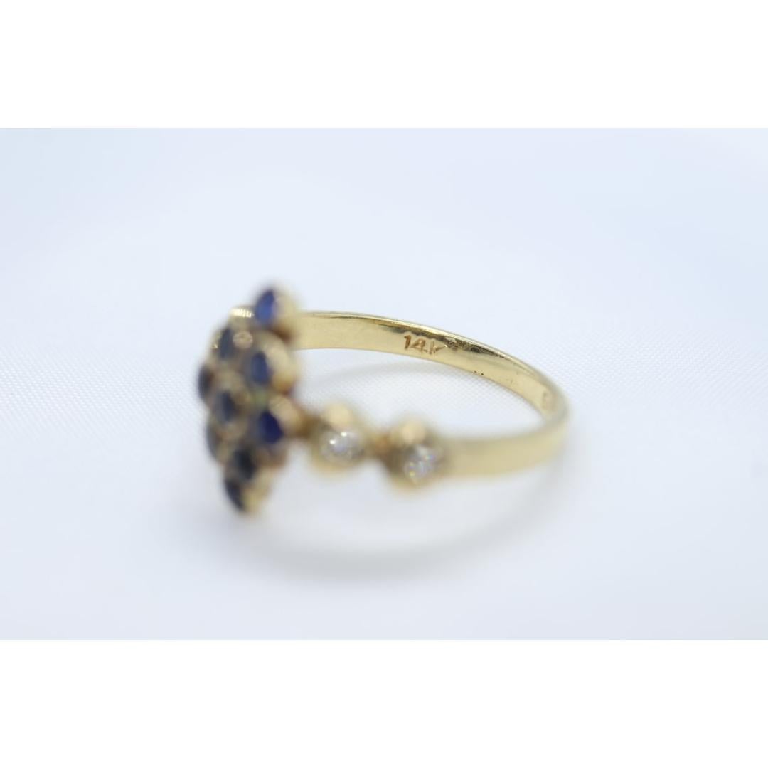 Vintage By
Größe: 7 US
MATERIALIEN: Stein
Edelstein: Saphir

Farbe des Edelsteins: Blau

Wunderschöner Ring, sehr selten zu finden. 14k Gelbgold. Gepunzt und entsprechend geprüft. Runde Saphire sind um eine spektakuläre Marquise Form mit Diamanten