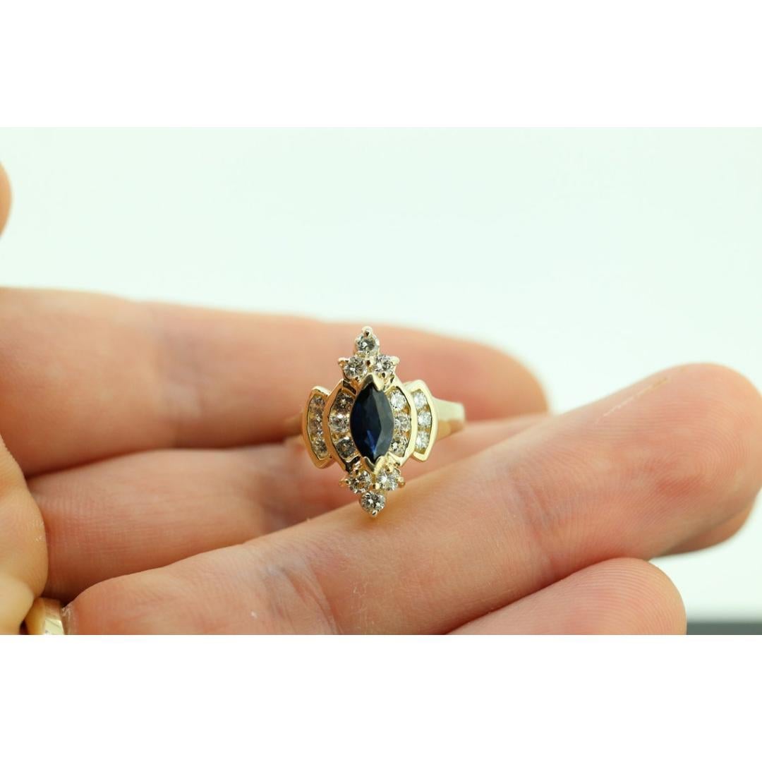 Vintage By von vor 2000
Größe: 5 1/2 US
MATERIALIEN: Gold, Palladium, Platin, Stein, Weißgold
Edelstein: Saphir

Farbe des Edelsteins: Blau

STUNNING Ring . Marquise Mitte Saphir mit Diamant Halo. 14k gestempelt.

Geschätzt auf 2950 $