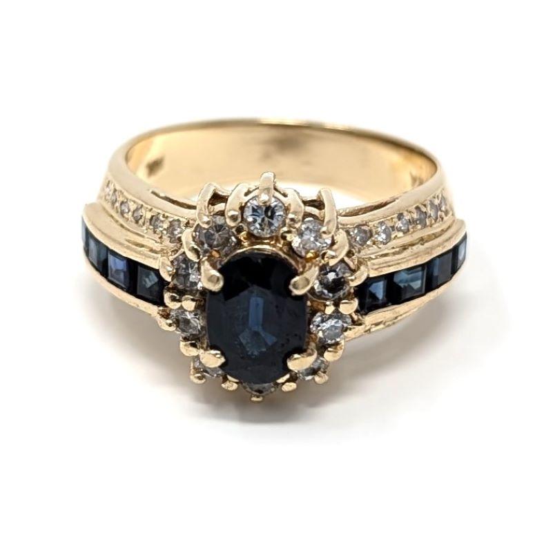 Taille ovale Bague en or jaune massif 14k sertie d'un halo ovale de saphirs et de diamants, taille US 6,25 en vente