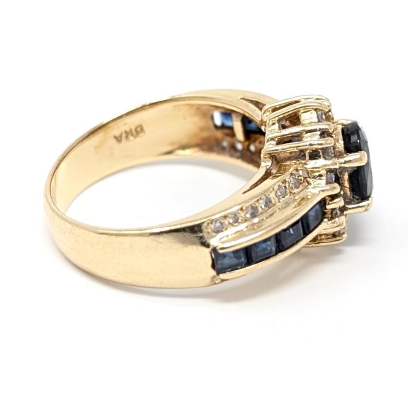Bague en or jaune massif 14k sertie d'un halo ovale de saphirs et de diamants, taille US 6,25 Bon état - En vente à Greer, SC
