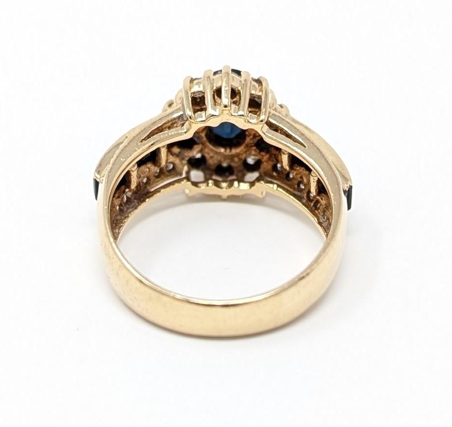 Bague en or jaune massif 14k sertie d'un halo ovale de saphirs et de diamants, taille US 6,25 Pour femmes en vente