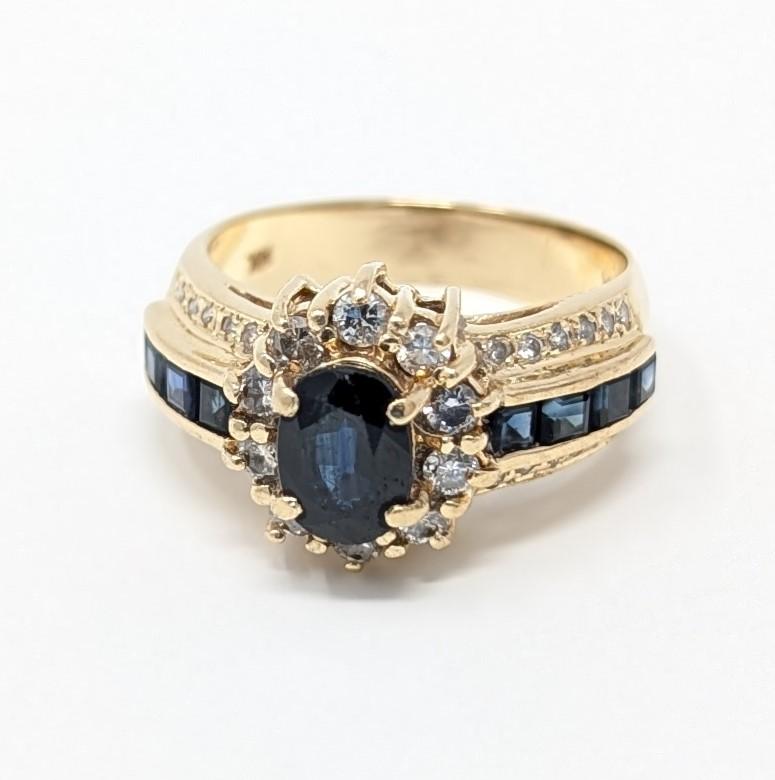 Bague en or jaune massif 14k sertie d'un halo ovale de saphirs et de diamants, taille US 6,25 en vente 1