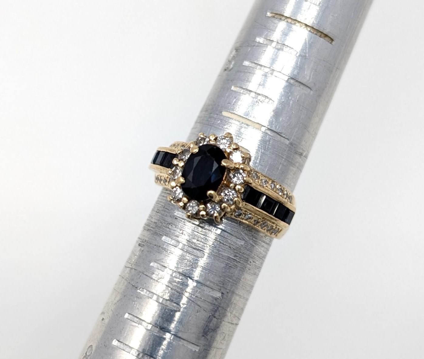 Bague en or jaune massif 14k sertie d'un halo ovale de saphirs et de diamants, taille US 6,25 en vente 3