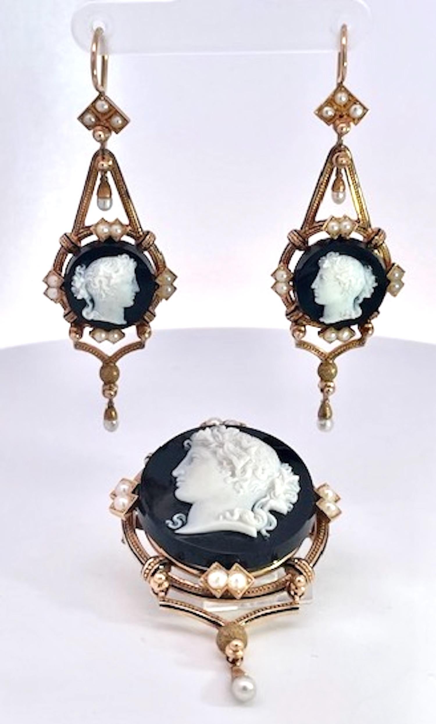 14K Sardonyx Cameo Split Pearl Brooch and matching Earrings en vente 4