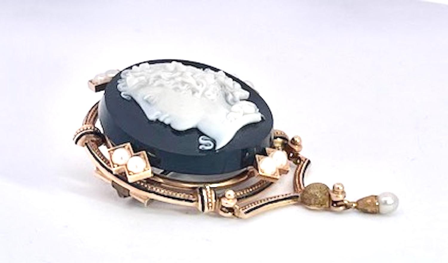 14K Sardonyx Cameo Split Pearl Brooch and matching Earrings en vente 5