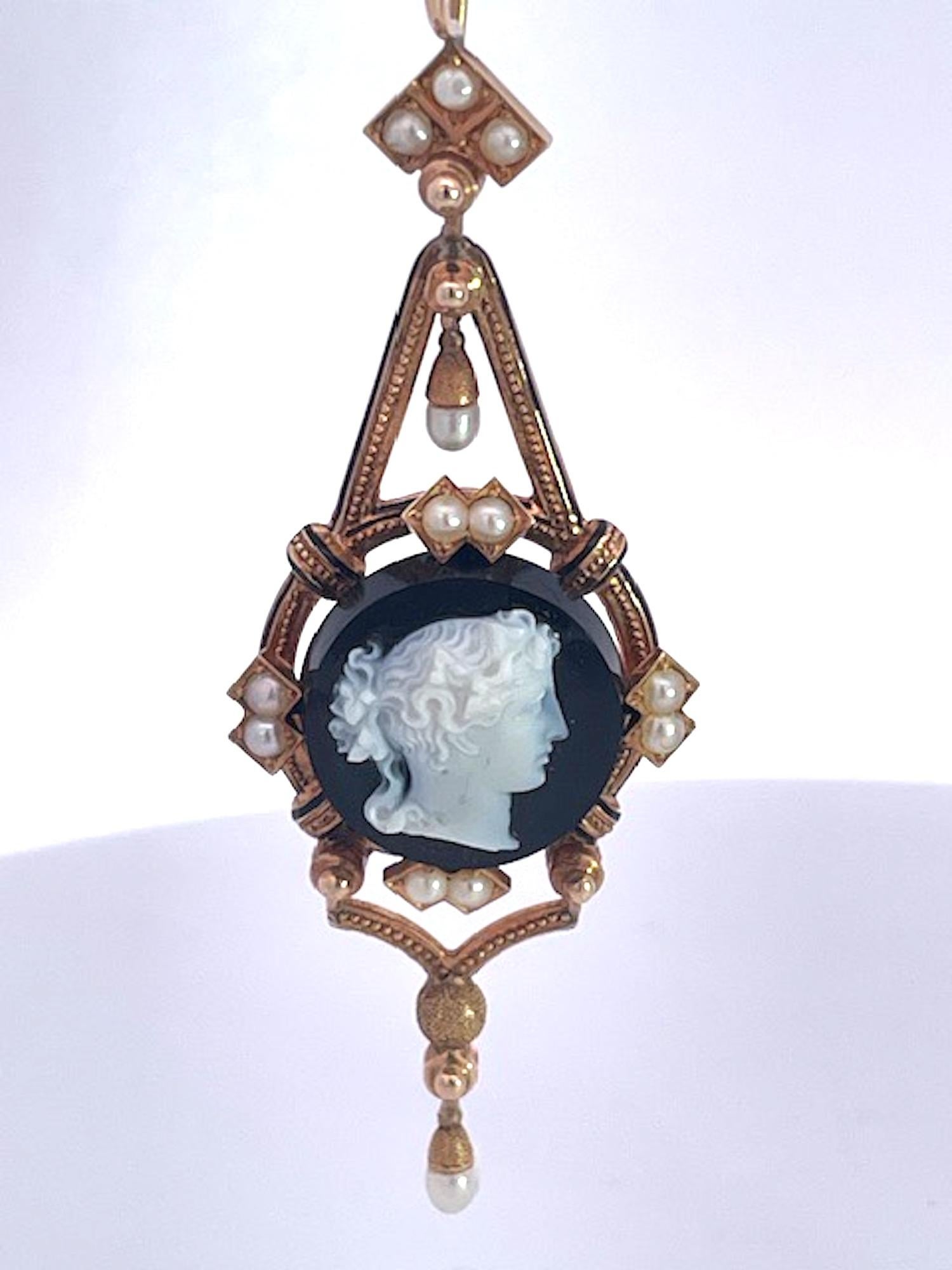 14K Sardonyx Cameo Split Pearl Brooch and matching Earrings en vente 6