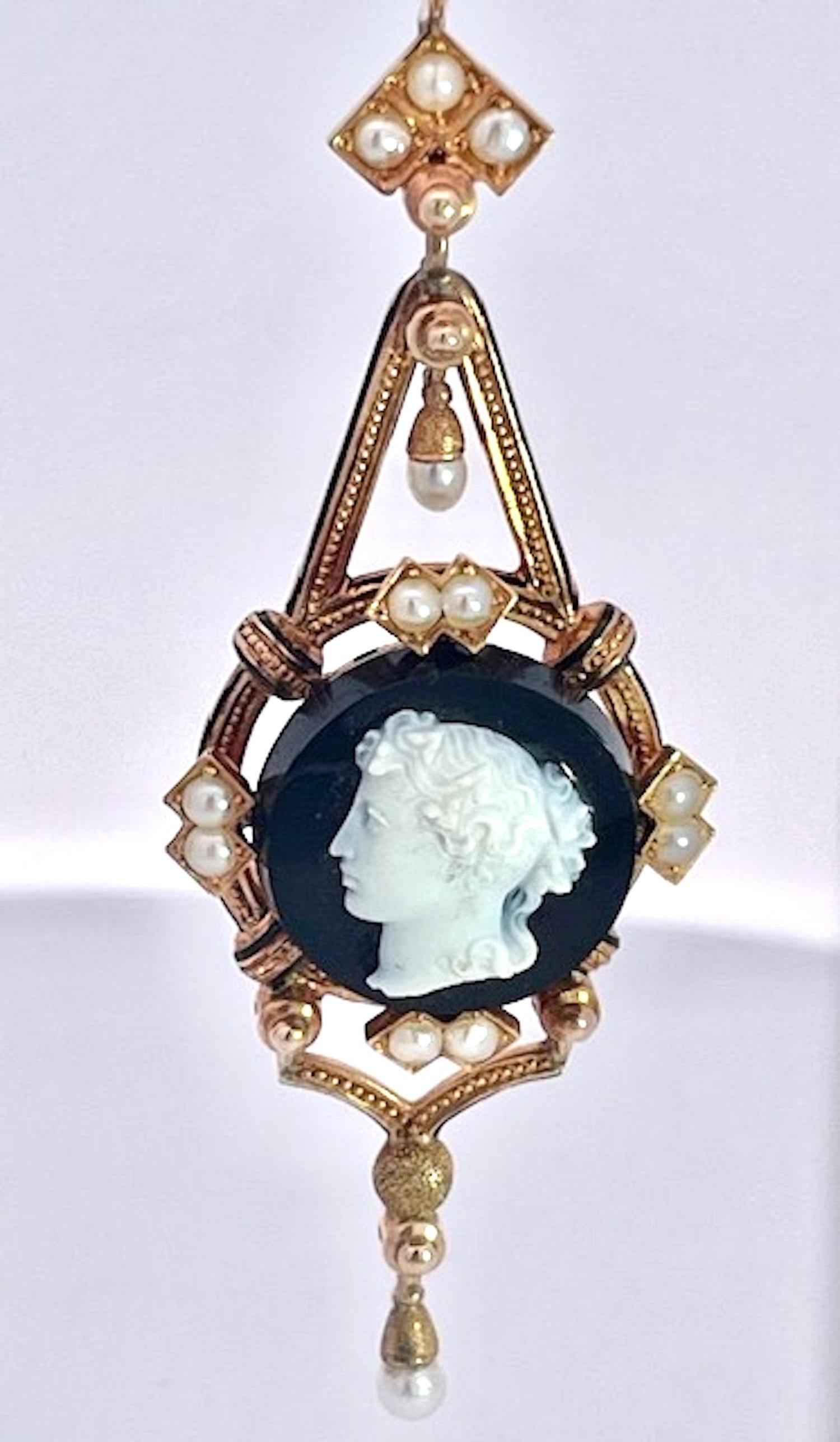 14K Sardonyx Cameo Split Pearl Brooch and matching Earrings en vente 7