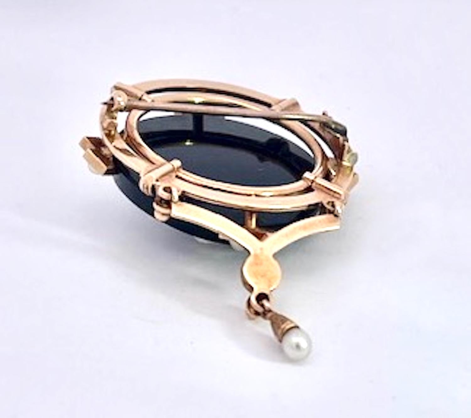 Taille ronde 14K Sardonyx Cameo Split Pearl Brooch and matching Earrings en vente