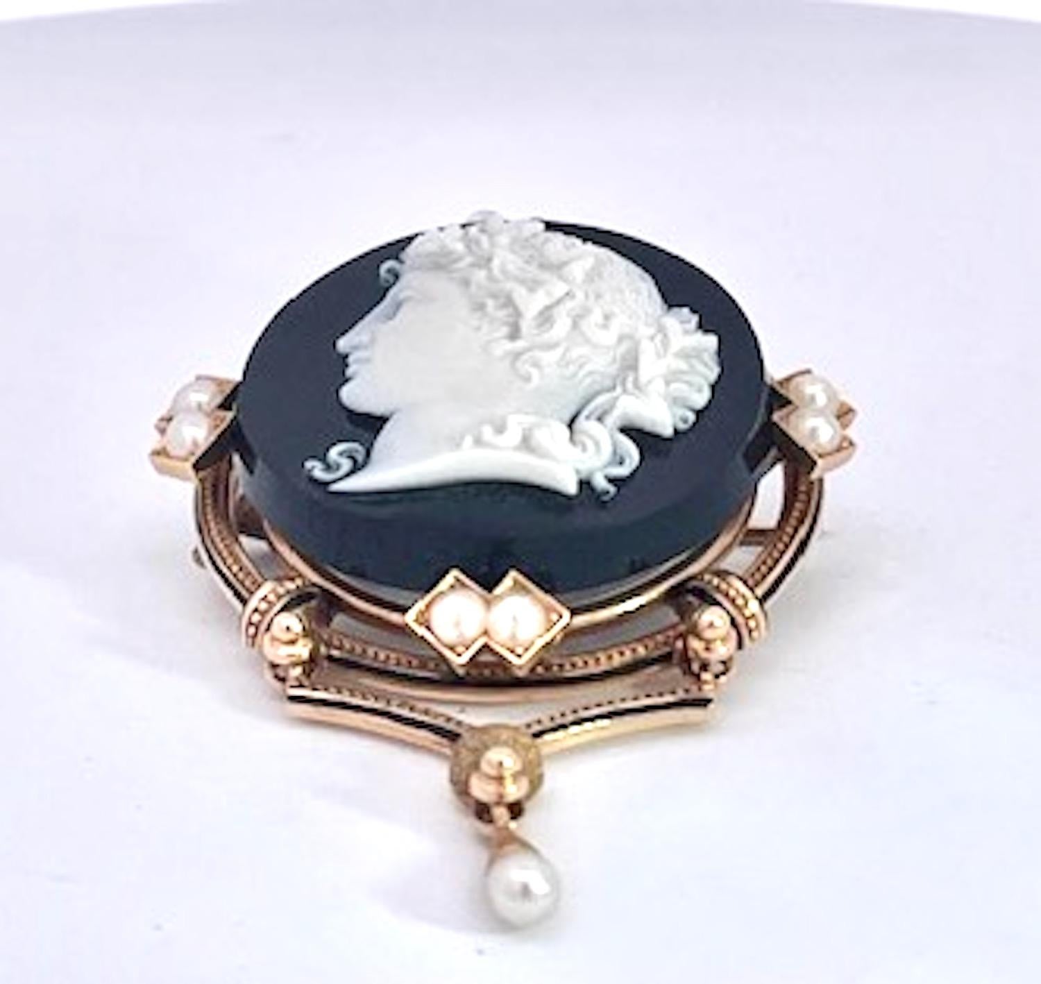 14K Sardonyx Cameo Split Pearl Brooch and matching Earrings Bon état - En vente à North Hollywood, CA