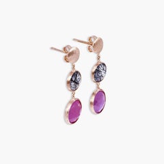 Boucles d'oreilles en goutte en or rose satiné 14 carats avec quartz noir rutilé et racine en rubis