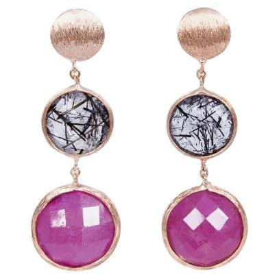 Orecchini pendenti in oro rosa satinato 14k con quarzo nero rutilato e radice di rubino