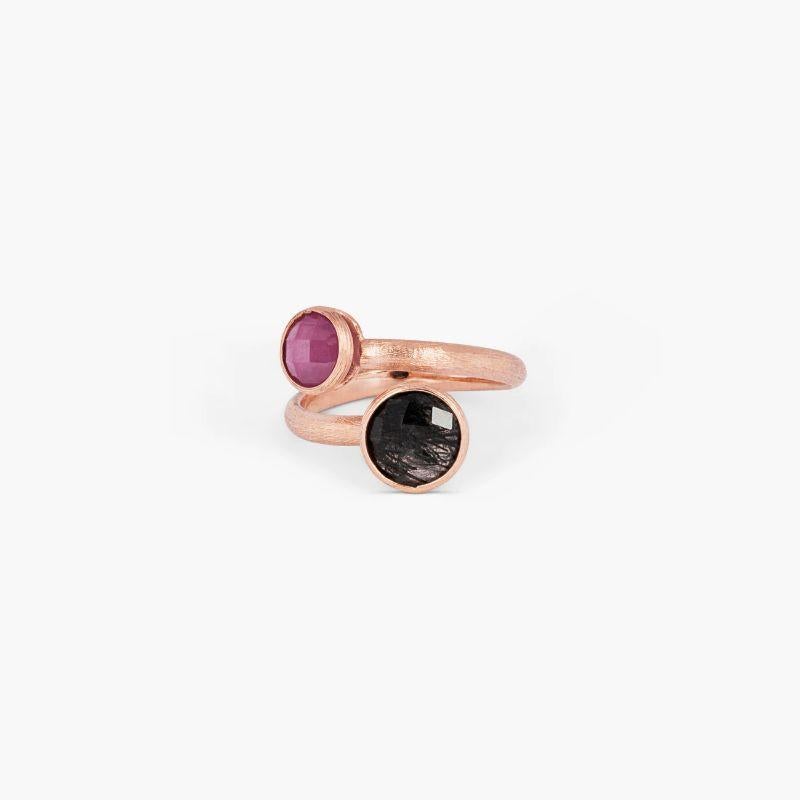 14K satin rose gold Kensington ring with black rutilated quartz and ruby root, Size S

Elegant and classic, the Kensington collection has different colour combinations of faceted semi-precious stones set within a 14K rose gold satin finish bezel