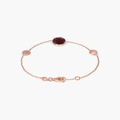 14 Karat Satin-Roségold Kensington Armband mit einem einzelnen Stein in Granat