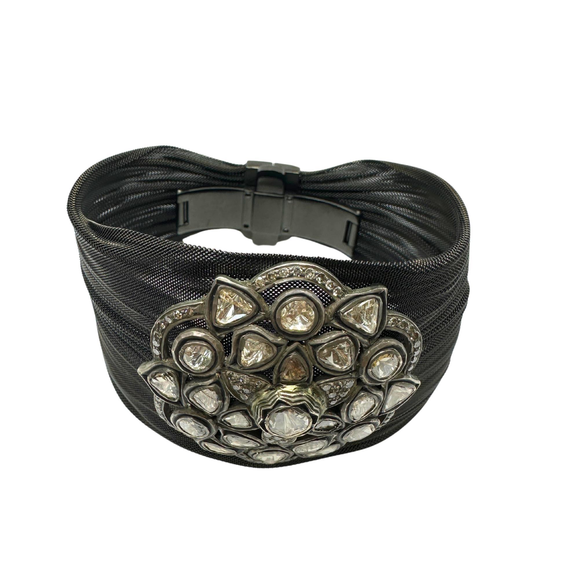 Mostra questo bellissimo braccialetto Estate. Al centro del bracciale si trova un pezzo centrale in argento e 14k con diamanti taglio rosa e una fascia in acciaio inossidabile annerito.

Bracciale con diamanti taglio rosa a maglie in argento,