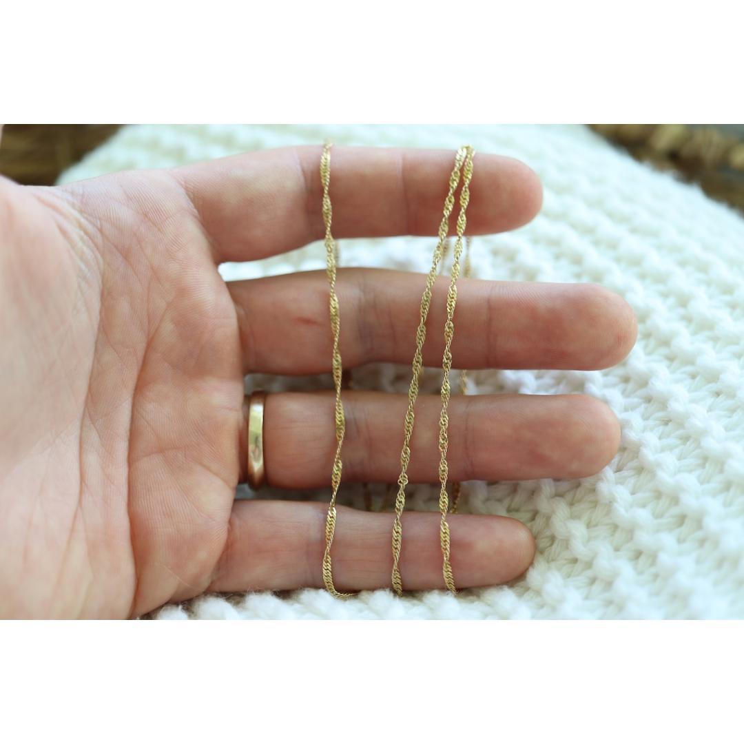 14k Singapore chain link Necklace. 14k Yellow Gold Singapore Twisted Curb Chain. In Good Condition For Sale In Port Charlotte, FL