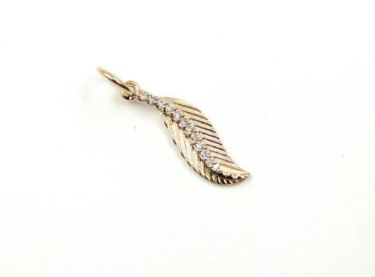 Ciondolo a forma di foglia con diamante solido 14K Bellissimo ciondolo delicato per le donne Regalo di Natale

Peso totale dei carati
0,24 e meno
Peso del diamante
0,06 carati circa
Peso dell'oro
0,59 grammi circa
Metallo di base
Oro