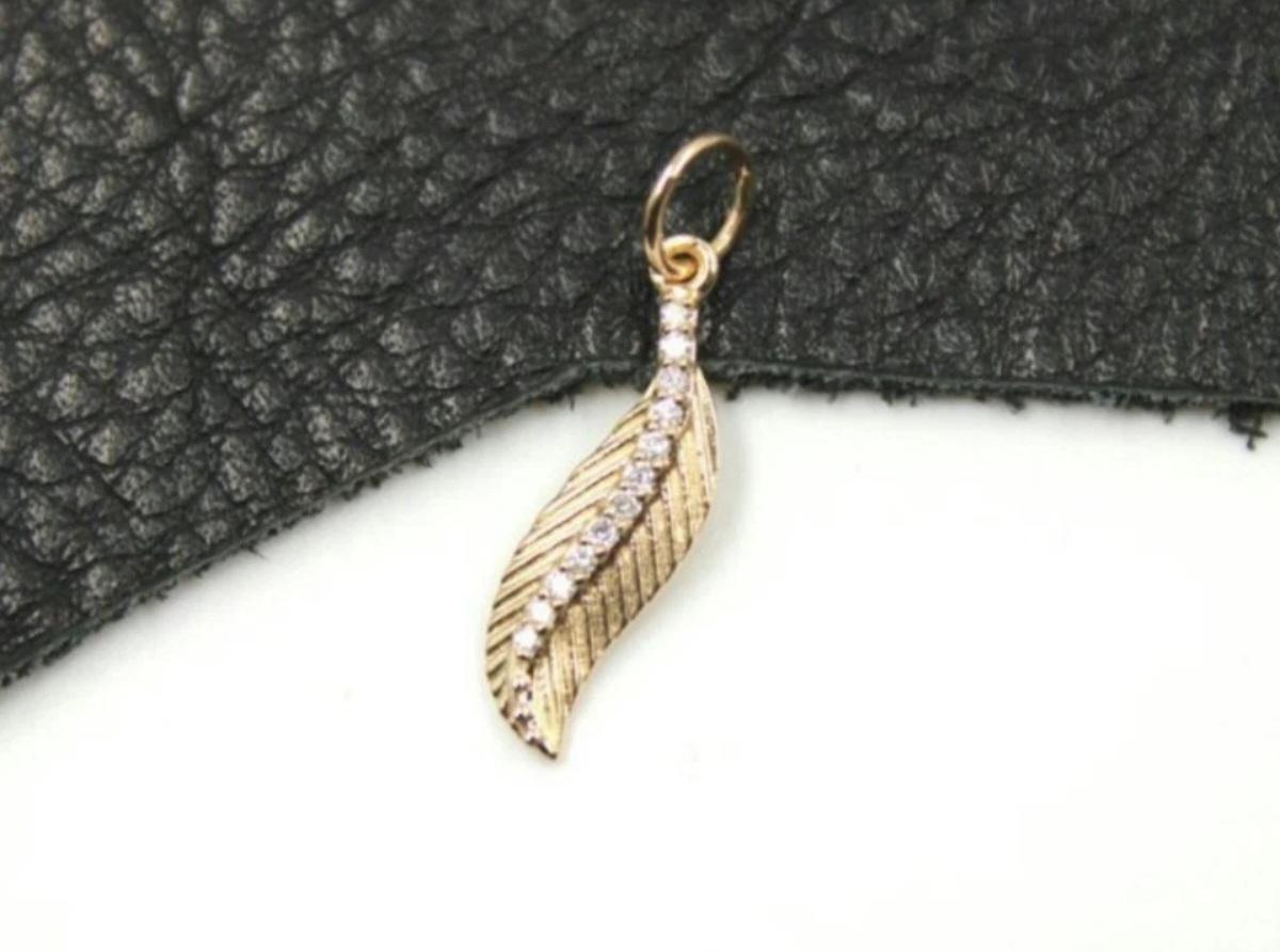 Ciondolo a forma di foglia con diamante solido 14K Bellissimo ciondolo delicato per le donne Regalo di Natale in vendita 1
