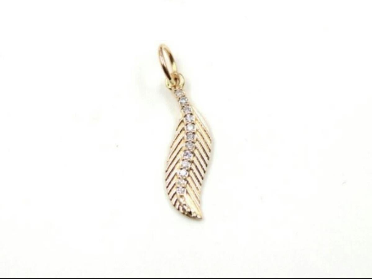 Ciondolo a forma di foglia con diamante solido 14K Bellissimo ciondolo delicato per le donne Regalo di Natale in vendita 2