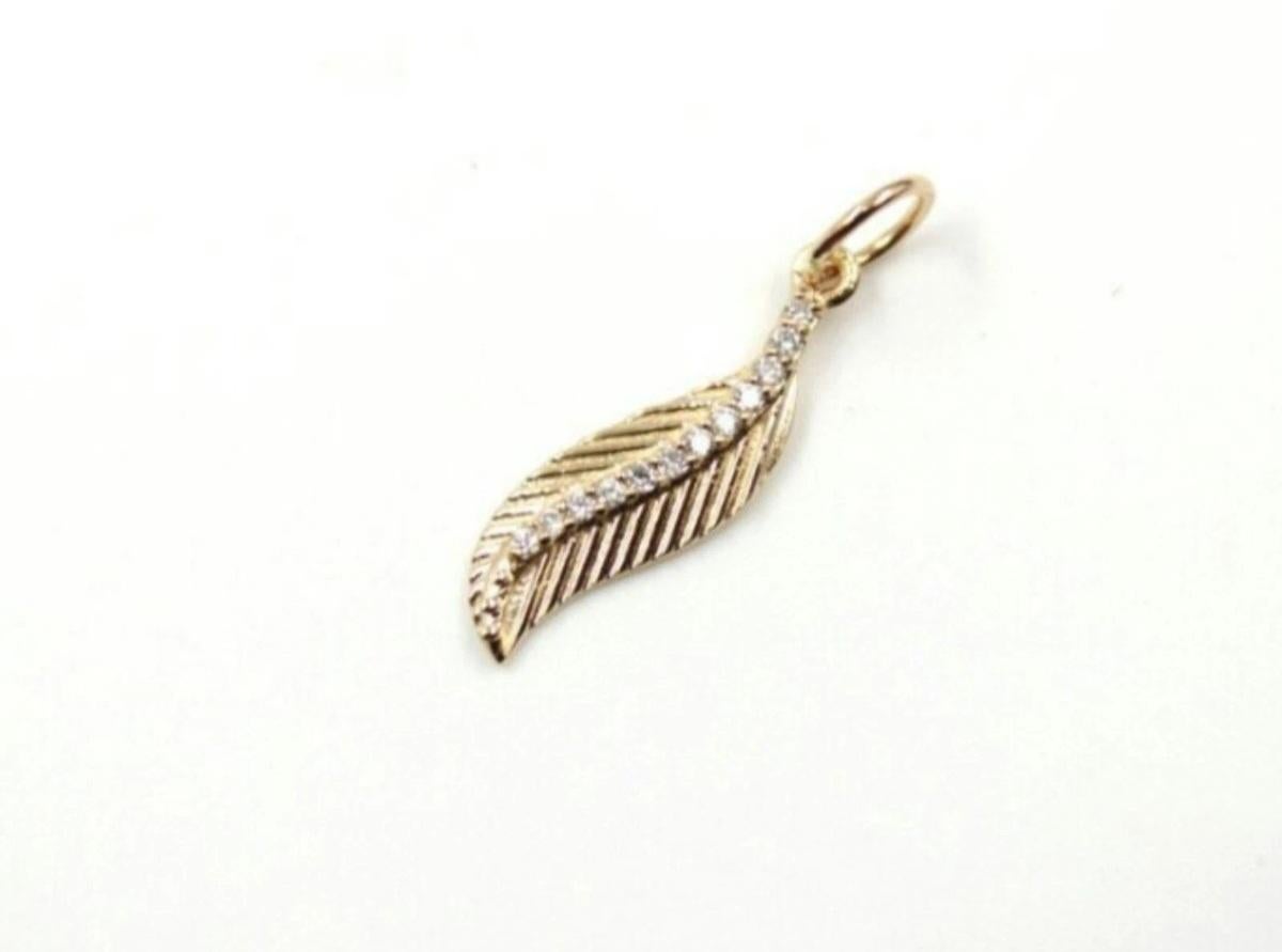 Ciondolo a forma di foglia con diamante solido 14K Bellissimo ciondolo delicato per le donne Regalo di Natale in vendita 3