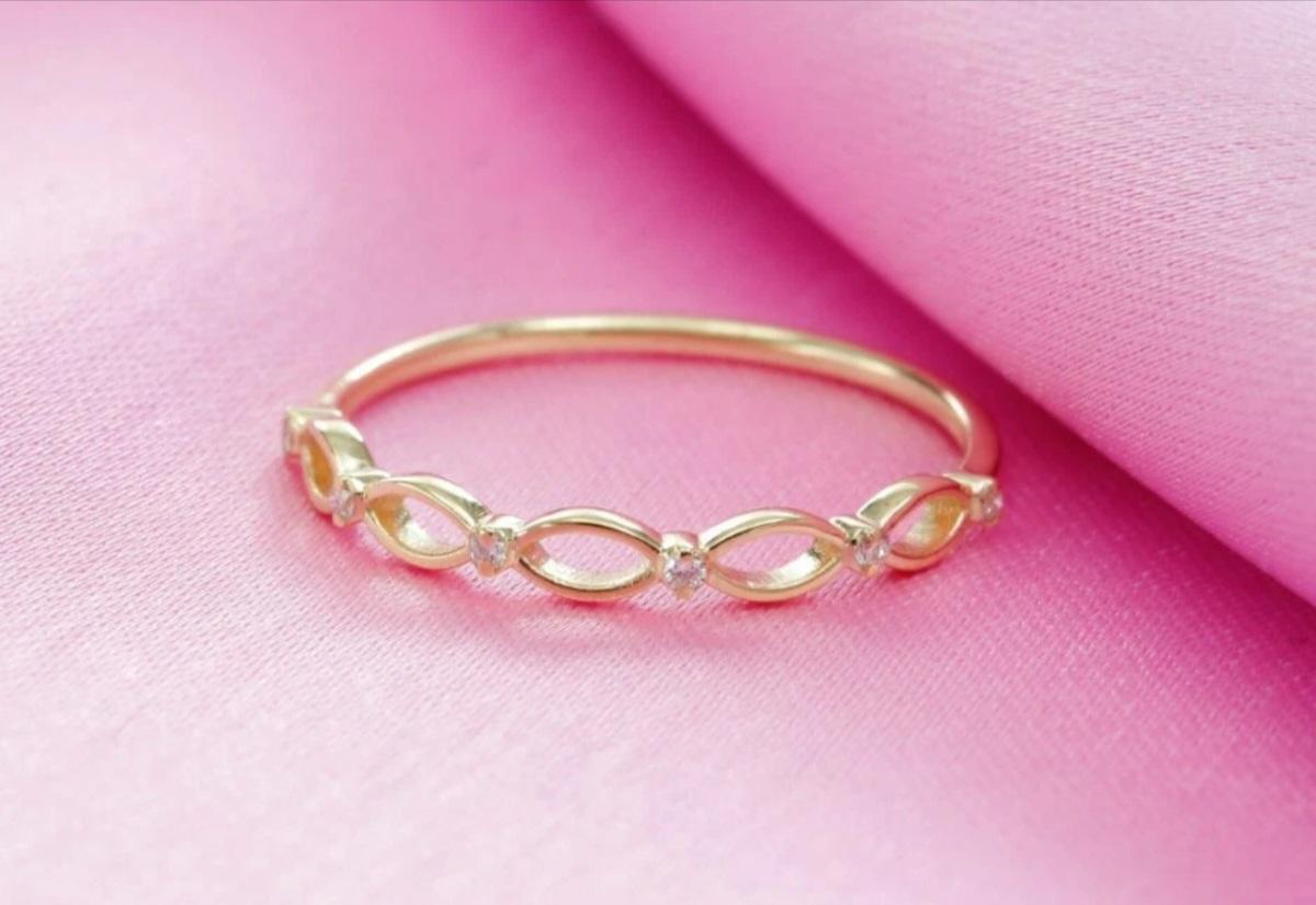 Anello di diamanti solidi 14k Fasce a mezza eternità Art Deco Fasce di diamanti per compleanno.


Peso totale dei carati
0,24 ctw e meno
Metallo di base
Oro giallo
Certificazione
Marchio IGI, BIS
Grado di chiarezza del diamante
Molto leggermente